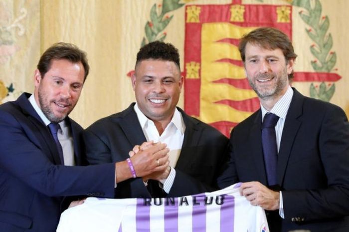 Ronaldo Luis Nazario de Lima (tengah) saat peresmian sebagai pemilik baru klub Real Valladolid dalam jumpa pers di Valladolid, 3 September 2018.
