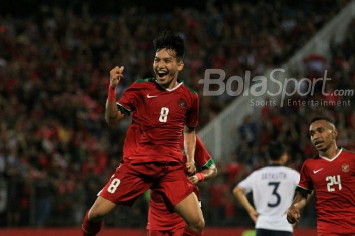 Gelandang Timnas U-19 Indonesia, Witan Sulaeman (kiri) merayakan gol yang dicetaknya ke gawang Laos bersama Todd Rivaldo Ferre di laga Grup A Piala AFF U-19 2018 di Stadion Gelora Delta, Sidoarjo, Minggu (1/7/2018).