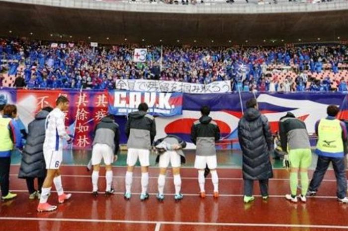 Para pemain dan ofisial Ventforet Kofu memberikan penghormatan ke pendukung mereka pada sebuah laga Liga Jepang, 18 November 2017. 