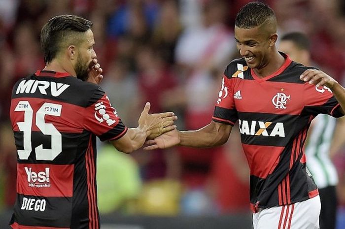 Bek Flamengo, Jorge Marco de Oliveira Moraes (kanan) memberi selamat kepada rekannya, Diego Ribas de Cunha, setelah berhasil mencetak gol ke gawang Coritiba dalam pertandingan Brasileirao Series A 2016 di Stadion Maracana, Rio de Janeiro, Brasil, pada 20 November 2016.