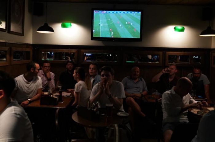 Suasana nobar laga Piala Dunia 2018 antara Tunisia vs Inggris di pub John Donne di Nikitsky Boulevard, Moskow, 18 Juni 2018.