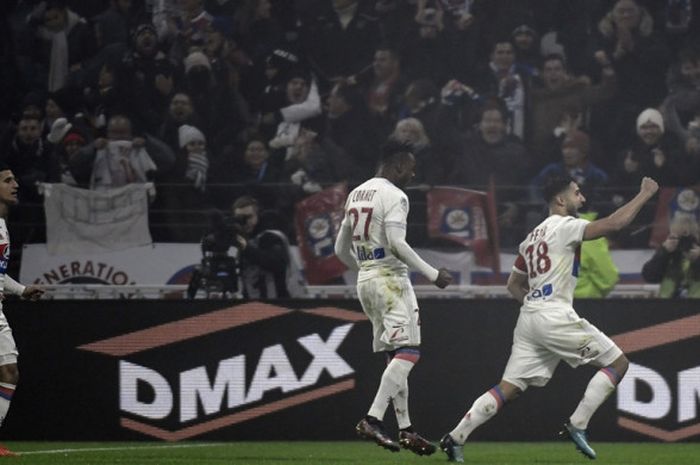 Pemain Olympique Lyon, Nabil Fekir (kanan), merayakan gol yang dia cetak ke gawang Olympique Marseille dalam laga Liga Prancis di Stadion Groupama, Decines-Charpieu, pada 17 Desember 2017.