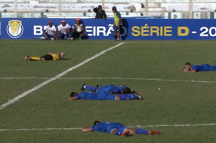 Sejumlah pemain Nacional Manaus beserta wasit pertandingan bertiarap karena serangan tawon saat bertanding kontra Altos, Senin (4/6/2018), di Stadion Municipal Felipe Raulino, Altos, Brasil.