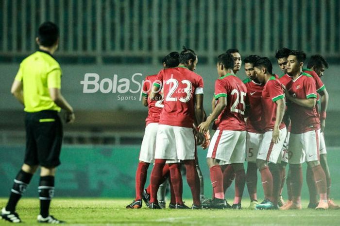        Para pemain timnas U-23 Indonesia berkumpul di lapangan pada laga PSSI Anniversary Cup 2018 kontra Uzbekistan di Stadion Pakansari, Bogor, Kamis (3/5/2018).       