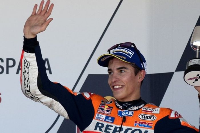 Pebalap Repsol Honda, Marc Marquez, mengangkat trofi posisi ketiga pada GP Spanyol yang berlangsung di Sirkuit Jerez, Minggu (24/4/2016).