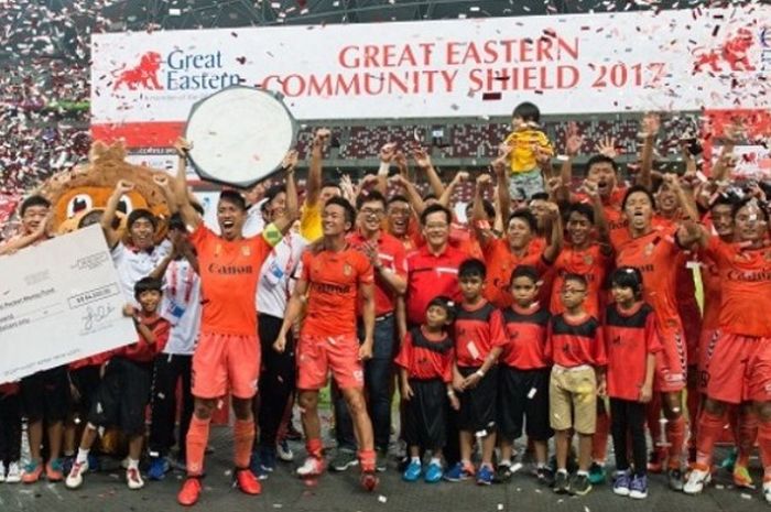 Para pemain Albirex Niigata bersama keluarganya merayakan kemenangan atas Tampines Rovers pada laga Community Shield Singapura 2017 di Stadion Nasional Singapura pada Minggu (26/2/2017) malam. 