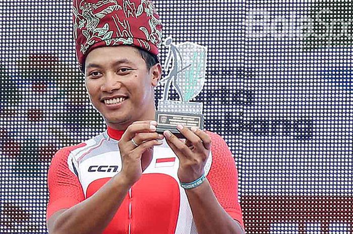 Pebalap sepeda Timnas Indonesia, Projo Waseso, meraih podium kedua pada gelaran Tour De Indonesia 2018 etape pertama, Prambanan-Ngawi, dengan jarak tempuh 124,7 kilometer, Kamis(25/01/2018).
