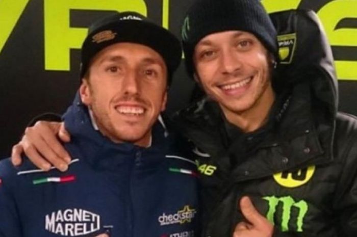 Juara dunia motorcross, Tony Cairoli (kiri) berpose dengan Valentino Rossi (kanan) pada ajang balapan Monza Rally.