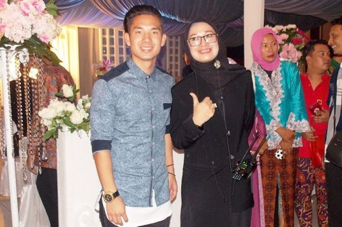 Kim Jeffrey bergaya stylish berfoto bersama kru wedding organizer.