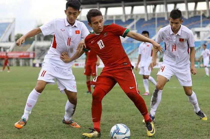 Penyerang timnas U-19 Indonesia, Egy Maulana Vikri diapit dua pemain timnas U-19 Vietnam pada laga ketiga Grup B Piala AFF U-18 2017 di Stadion Thuwunna, Yangon, Senin (11/9/2017).