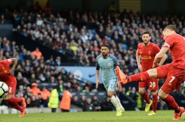 James Milner mencetak gol penalti saat Manchester City melawan Liverpool pada partai lanjutan Premier League di Stadion Etihad, Minggu (19/3/2017).