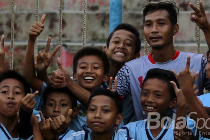 Qischil Gandrum Minny, kapten Martapura FC, bersama anak-anak.