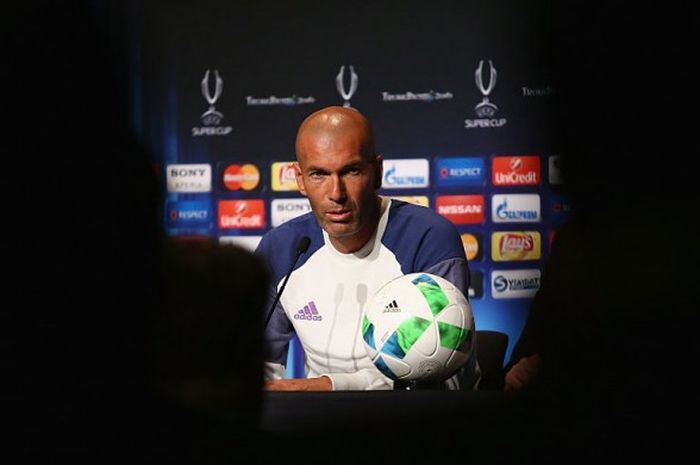 Pelatih Real Madrid, Zinedine Zidane, dalam jumpa pers menjelang duel Piala Super Eropa lawan Sevilla di Lerkendal Stadion, Trondheim, 8 Agustus 2016.