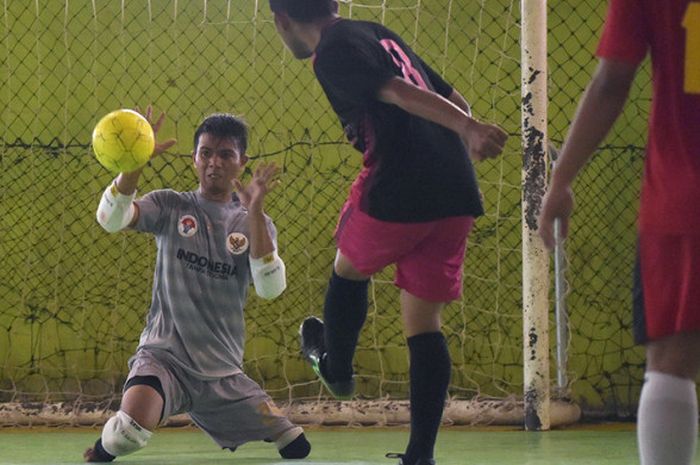 Eman Sulaeman, seorang penyandang disabilitas, beraksi saat mengikuti sebuah pertandingan futsal di daerah Indramayu, Jawa Barat, Sabtu (3/2/2018).