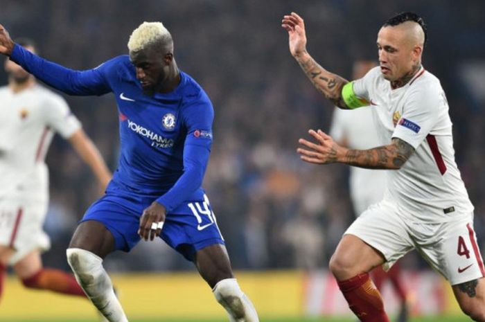 Gelandang AS Roma, Radja Nainggolan (kanan), mengawasi pergerakan pemain Chelsea, Tiemoue Bakayoko. dalam partai Liga Champions di Stamford Bridge, London, 18 Oktober 2017.