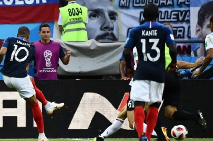 Penyerang Prancis, Kylian Mbappe, melepas tembakan ke gawang Argentina pada laga 16 besar Piala Dunia 2018 di Kazan Arena, 30 Juni 2018. 