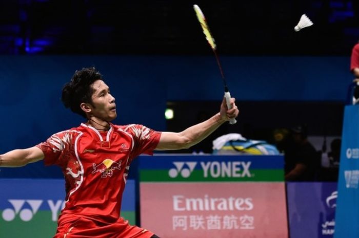 Pebulu tangkis tunggal putra China, Tian Houwei, saat menjalani pertandingan melawan Jan O Jorgensen (Denmark) pada babak semifinal turnamen BWF Superseries Finals di Hamdan Sports Complex, Dubai, Uni Emirat Arab, 17 Desember 2016.