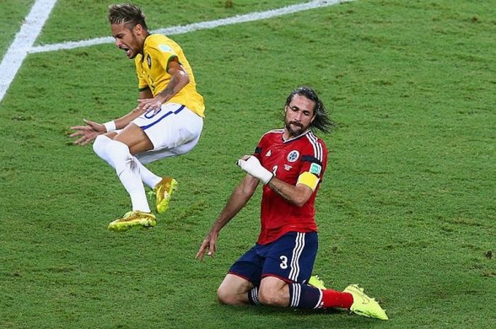 Mario Yepes (kanan) berduel dengan bintang timnas Brasil, Neymar, dalam partai perempat final Piala Dunia 2014 di Fortaleza, Brasil, 4 Juli 2014.