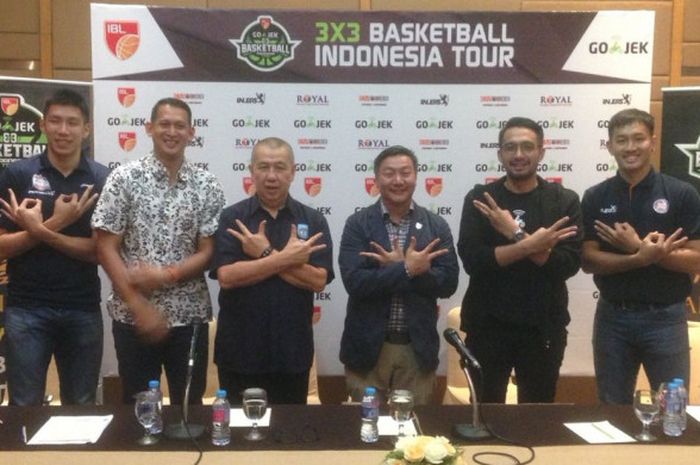 Laurentius Steven Oey (paling kiri) dan Reggie William Mononimbar (paling kanan), dalam jumpa pers IBL Go-Jek 3x3 Basketball Indonesia.