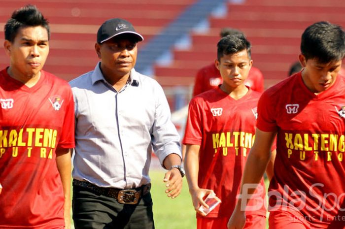 Pelatih Kas Hartadi bersama beberapa pemain Kateng Putra.