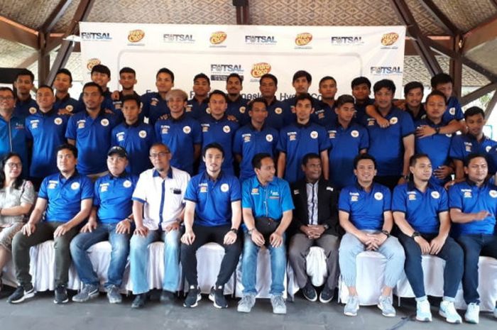 Pemain dan staf pelatih timnas Futsal Indonesia berfoto bersama seusai sesi press conference bertajuk 