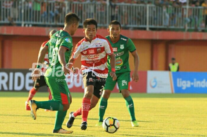 Aksi Bayu Gatra pada laga antara Madura United kontra PSMS Medan di Stadion Gelora Ratu Pamelingan, Pamekasan, Minggu (8/7/2018).