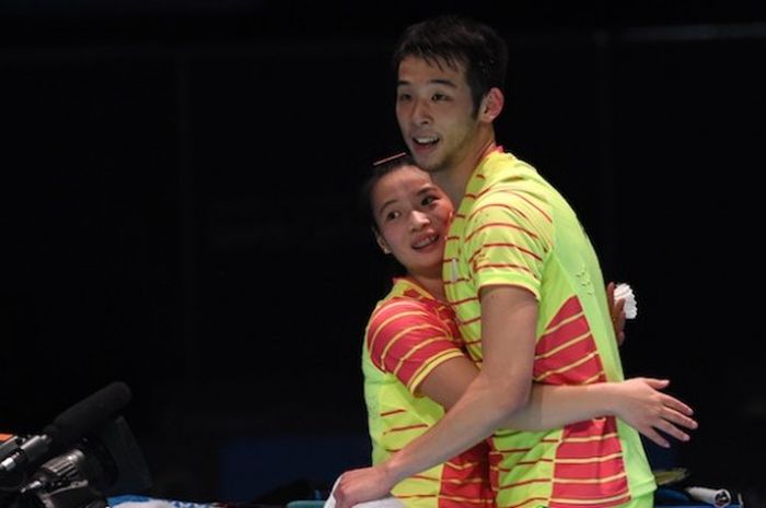Pasangan ganda campuran China, Lu Kai (kanan)/Huang Yaqiong, berpelukan setelah menundukkan Zheng Siwei/Chen Qingchen (China), pada babak final Australia Terbuka di Sydney, 12 Juni 2016.