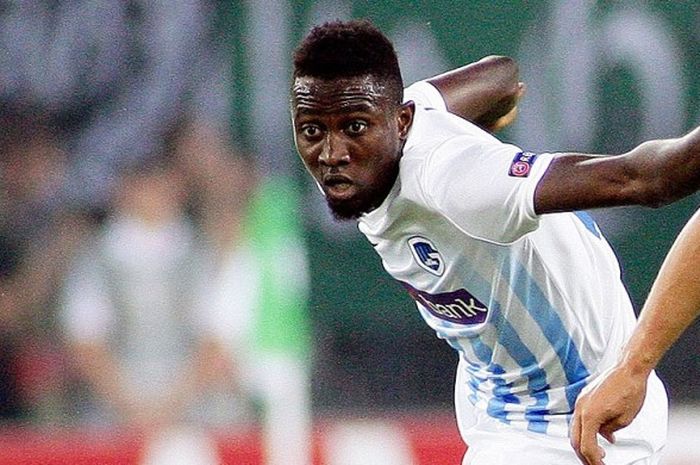 Aksi bek Genk, Wilfred Ndidi, saat berlaga melawan Rapid Vienna dalam laga lanjutan Grup F Liga Europa 2016-2017 di Wina, Austria, pada 15 September 2016.