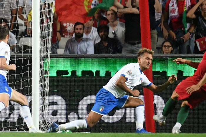Aksi striker timnas Portugal, Andre Silva (kanan), saat melepaskan tembakanyang berbuah gol ke gawang timnas Italia dalam pertandingan UEFA Nations Leaguedi Estadio da Luz, Lisabon, Portugal, pada Senin (10/9/2018).