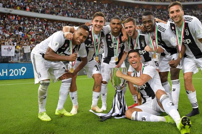 Para pemain Juventus merayakan keberhasilan  menjuarai Piala Super Italia seusai mengalahkan AC Milan di Stadion King Abdullah Sports City, Jeddah, Rabu (16/1/2019).