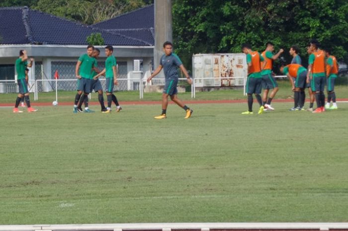 Asisten pelatih timnas U-22 Indonesia, Bima Sakti (tengah) dalam latihan sesi sore di Stadion UKM, Bangi, Selangor, Senin (14/8/2017). 