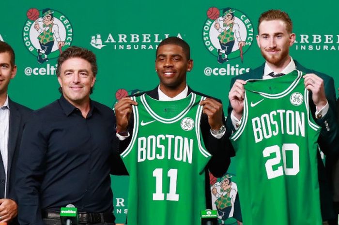 Boston Celtics memperkenalkan dua pemain baru, Kyrie Irving (#11) dan Gordon Hayward (#20), didampingi pemilik klub, Wyc Grousbeck (kedua dari kiri), pelatih kepala, Brad Stevens (paling kiri), dan General Manager Danny Ainge, di TD Garden, Jumat (1/9/2017).