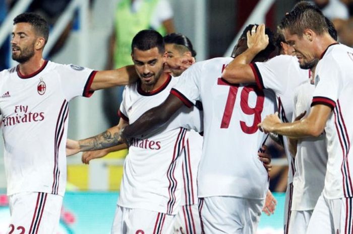 Pemain sayap AC Milan, Suso (kedua dari kiri), merayakan gol bersama rekannya ke gawang Crotone dalam laga Liga Italia di Ezio Scida, 20 Agustus 2017.