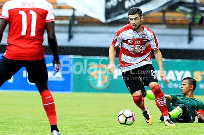 Aksi gelandang Madura United, Nuriddin Davronov, saat melawan PS Tira Bantul dalam laga pekan kedua 