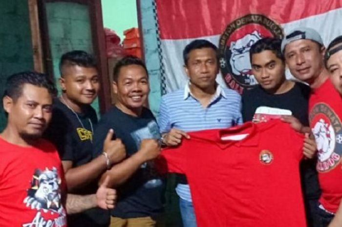 Widodo Cahyono Putro, bersama perwakilan suporter Bali United, Semeton Dewata Bulldog, Jimbaran, Rabu (26/9/2018).