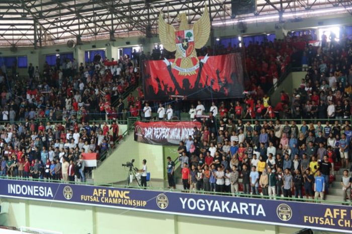 Suporter timnas futsal Indonesia dalam laga kontra Malaysia di Piala AFF Futsal 2018.