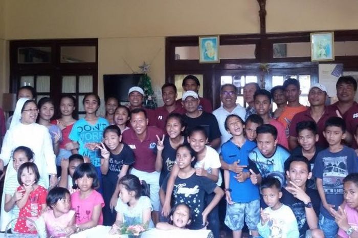 Eks pesepak bola pro asal Bali yang tergabung dalam Mitra Devata berpose bersama anak-anak penghuni Panti Asuhan Panti Asuhan Sidoasti Tuka, Kecamatan Kuta Utara, Kabupaten Badung, Bali pada Jumat (23/12/2016) siang. 