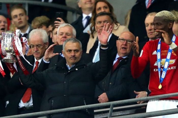 Manajer Manchester United, Jose Mourinho, memegang trofi Piala Liga setelah timnya mengalahkan Southampton dalam laga final di Stadion Wembley, London, Inggris, pada 26 Februari 2017.