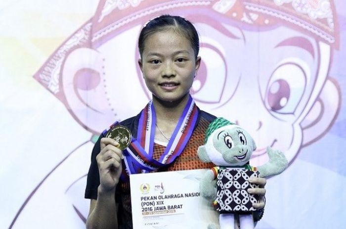 Pebulu tangkis tunggal putri DKI Jakarta, Fitriani, berpose dengan medali emas yang didapat pada PON 2016 setelah mengalahkan Hanna Ramadini (Jabar) dengan 24-22, 21-12, pada laga yang berlangsung di GOR Bima, Cirebon, Rabu (28/9/2016).