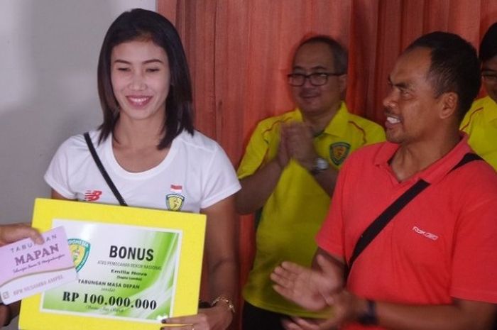 Atlet atletik nasional, Emilia Nova, menerima bonus tabungan sebesar Rp 100 juta dari PB PASI di sebuah restoran di kawasan Rawamangun, Jakarta, Senin (24/4/2017).