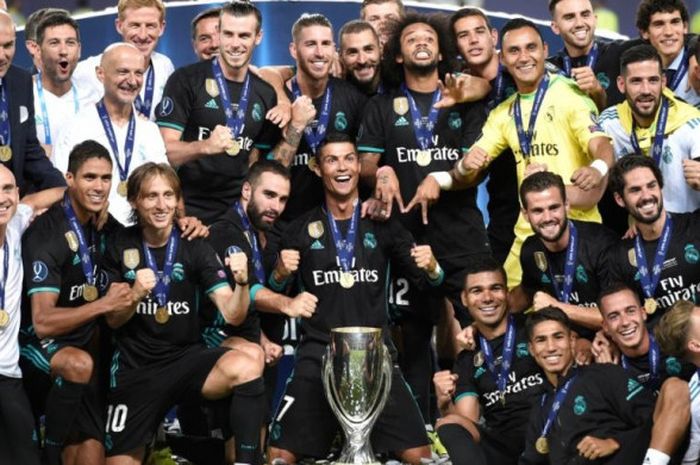 Para pemain dan staf Real Madrid berpose dengan trofi Piala Super Eropa 2017 setelah menaklukkan Manchester United di Philip Arena II, Skopje, 8 Agustus 2017.