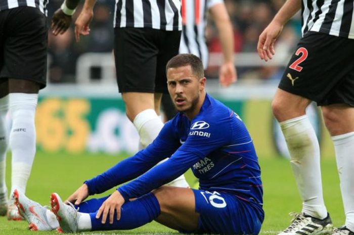 Reaksi Eden Hazard setelah dilanggar pemain lawan dalam partai Liga Inggris antara Newcastle United versus Chelsea di Stadion St james' Park, Newcastle-upon-Tyne, 26 Agustus 2018. 