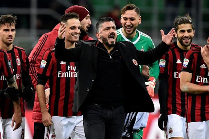   Pelatih AC Milan, Gennaro Gattuso (tengah), melakukan selebrasi seusai timnya mengalahkan Sampdoria dalam laga Liga Italia di Stadion San Siro, Milan, pada 18 Februari 2018.  