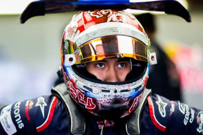 Pebalap Indonesia, Sean Gelael, telah menjalani empat sesi FP1 bersama tim Formula 1, Scuderia Toro Rosso.