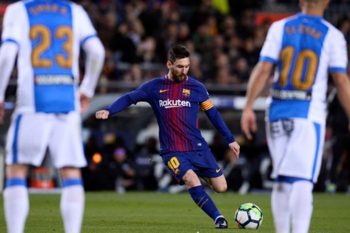 Lionel Messi (tengah) melepaskan tendangan bebas yang menghasilkan golnya untuk Barcelona ke gawang Leganes dalam partai Liga Spanyol di Camp Nou, Barcelona, 7 April 2018.