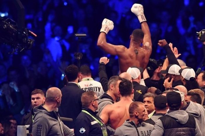 Petinju Inggris, Anthony Joshua, merayakan kemenangannya atas petinju Ukraina, Wladimir Klitschko, pada pertandingan kelas berat di Wembley Stadium, London, Sabtu (29/4/2017).