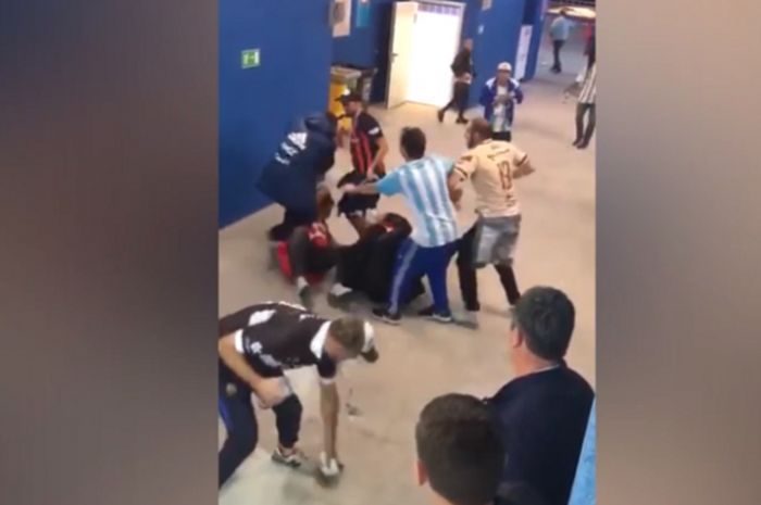 Screenshoot video perkelahian fan Argentina dengan penggemar Kroasia, setelah melakoni laga kedua Grup D Piala Dunia, Jumat (22/6/2018)