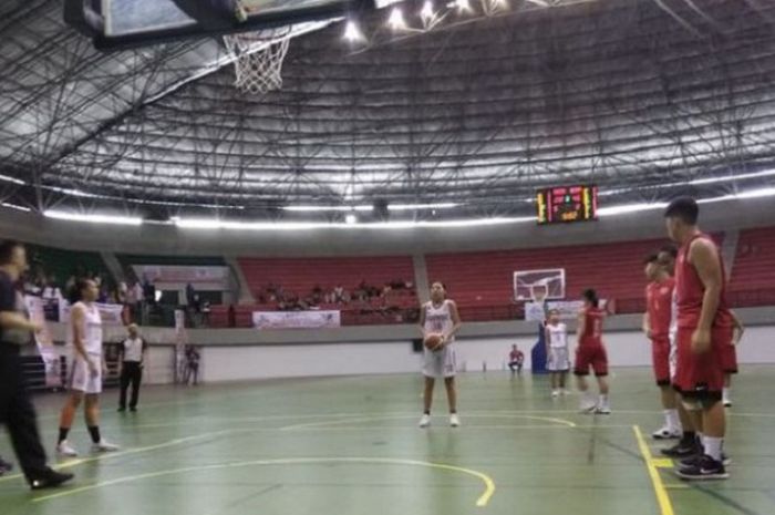 Pemain basket putri Indonesia, Adelaide Callista Wongsohardjo, sedang bersiap melakukan free throw pada ajang Asian School Basket Ball Championship ke -8 melawan Hong Kong di GOR Amongraga, Yogyakarta, Selasa (11/9/2018).