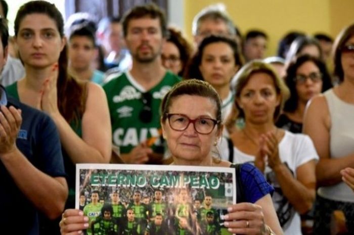 Sejumlah orang mengikuti peringatan masal untuk mengenang korban tragedi jatuhnya pesawat yang mengangkut personel Chapecoense di Kolombia. Peringatan ini dilakukan di Chapeco, Santa Catarina, Brasil, 29 November 2016.