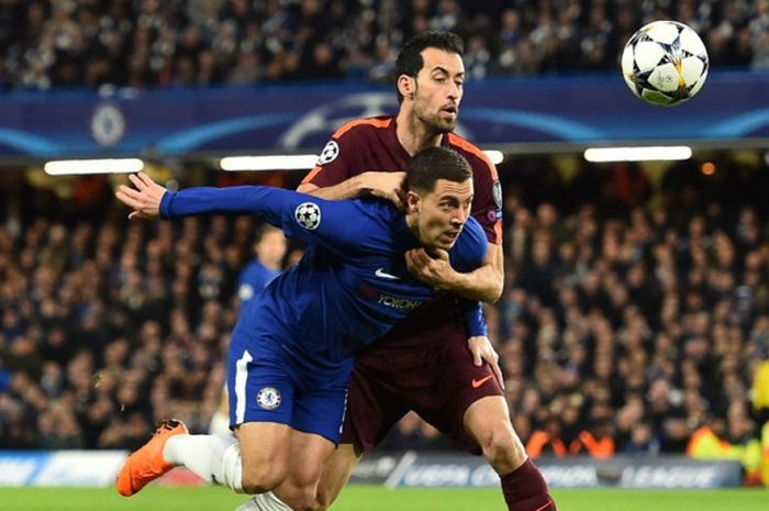 Gelandang Chelsea, Eden Hazard (kiri), berduel dengan pemain FC Barcelona, Sergio Busquets, dalam laga leg pertama babak 16 besar Liga Champions di Stadion Stamford Bridge, London, Inggris, pada 20 Februari 2018.